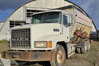 1998 MACK CH613 WITH KUHN 4072 MIXER Feed Mixers | Penncon Management, LLC (1)