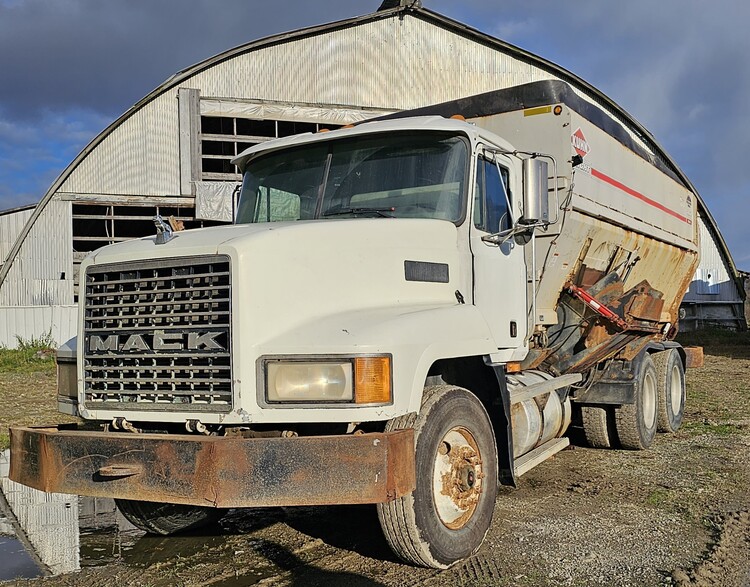 1998 MACK CH613 WITH KUHN 4072 MIXER Feed Mixers | Penncon Management, LLC
