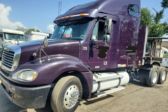 2005 FREIGHTLINER DETROIT 60 SERIES HEAVY DUTY TRUCK WITH CONVENTIONAL SLEEPER | Penncon Management, LLC (1)