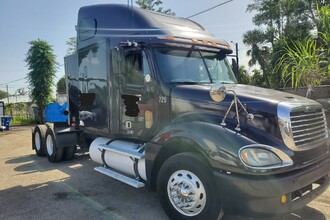 2005 FREIGHTLINER DETROIT 60 SERIES HEAVY DUTY TRUCK WITH CONVENTIONAL SLEEPER | Penncon Management, LLC (3)